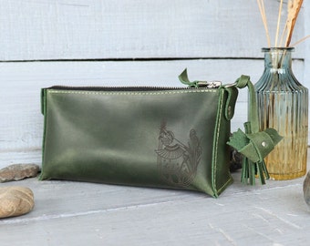 Bolsa de cosméticos verde de cuero verde hecha a mano: pájaro grabado, estuche con cremallera personalizado.