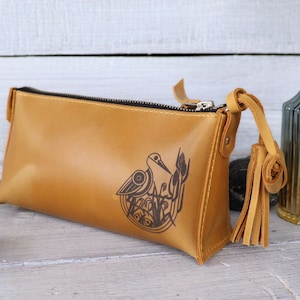 Trousse per cosmetici in pelle gialla con uccello. Borsa per il trucco personalizzata. Borsa da toilette in pelle. Borsa da viaggio da donna. Idee regalo. Piccola borsa per cosmetici