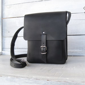 Sac besace en cuir. Sacs à bandoulière pour hommes. Cadeau homme. Sac pour homme fait main. Sac à bandoulière pour homme. Sac homme noir. Sac moyen zippé.