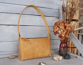 Gele leren schoudertas: minimalistische handtas.