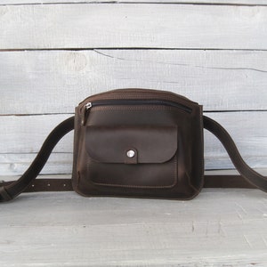 Sac banane marron. Sac en cuir de créateur. Sacs à bandoulière. Sac unisexe. Sac banane en cuir. Petit sac en cuir. Sac poitrine en cuir.