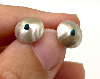 Oorbellen met concave zilveren koepelvormige oorstekers - Steker van 925 sterling zilver - Kleurrijke handgeknoopte draad - Minimalistische geometrische sieraden - Handgemaakt