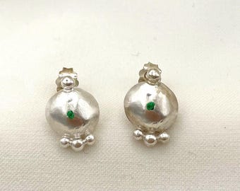 Piccolini oorknopjes - Kleine sterling zilveren oorbellen met 3 kraaltjes - Handgeknoopt met kleurrijke stippen - Minimalistische oorstekers - Uniek sieraad cadeau
