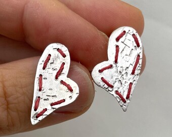 Organische zilveren hartvormige oorknopjes - Gehamerd sterling zilver 925 - Oorbellen met gestikte rand - Veelzijdig te dragen sieraden - Lissabon