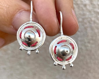 Roma Stud Dangles - Kleine oorbellen van sterling zilver - Handgestikte, gestructureerde koepel met 3 zilveren kralen - Elegante sieraden voor elke dag