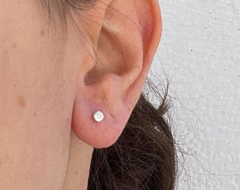 Kleine platte zilveren oorknopjes - Minimalistische organische schijfoorbellen - Sterling zilver 925, sieraden met een tweede gaatje - Kleine, getextureerde basics - Platte stippen