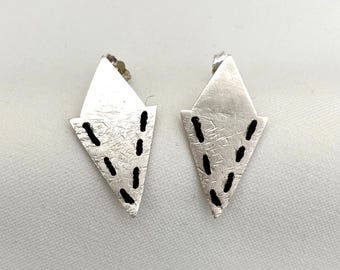 Geometrische driehoekige oorknopjes - Sterling zilveren dubbele driehoek oorknopjes - Handgemaakte minimalistische sieraden - Modern abstract cadeau