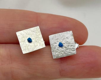 Vierkante zilveren oorknopjes - Geometrische oorknopjes van sterling zilver 925 - Handgeknoopt met draad - Minimalistische kleurrijke sieraden - Ambachtsman uit Lissabon