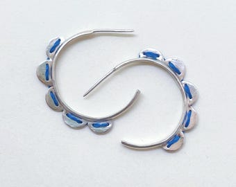 Zilveren bloemblaadjes oorringen - Gestikt sterling zilver 925 - Unieke bloemvormige oorringen - Handgemaakte statement sieraden - Silver and Threads - Lissabon