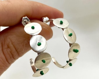 Opvallende zilveren statement oorbellen - Vier massief gestikte schijven - Sterling zilver 925 - Met de hand geknoopte kleurrijke knopen - Ambachtelijk ontworpen sieraden - Lissabon