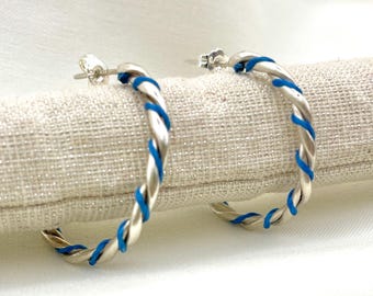 Gevlochten zilveren oorringen met opvallend gekleurd draad - Oorbellen met stift van 925 sterling zilver - Geweven statement sieraden van ambachtsman - Zilver en draad