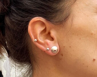 Oorbellen met concave zilveren koepelvormige oorstekers - Steker van 925 sterling zilver - Kleurrijke handgeknoopte draad - Minimalistische geometrische sieraden - Handgemaakt