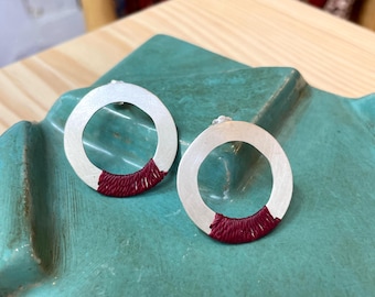 Grote platte zilveren oorringen - 925 sterling zilveren oorstekers - Handgewikkelde kleurrijke draaddetails - Opvallende handgemaakte statement sieraden - Lissabon