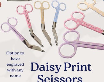 Puede incluir: Tijeras con estampado de margaritas en varios colores, incluyendo rosa, amarillo y azul, con un patrón floral. Las tijeras tienen hojas plateadas y la opción de grabar un nombre. El texto "Daisy Print Scissors" también es visible.