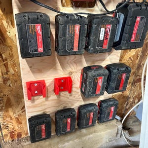M18/Fuel Milwaukee Batteriehalterung - Batteriehalterung - Einzelhalterung - Milwaukee Batteriehalterung - Milwaukee Zubehör - Werkstattorganisation