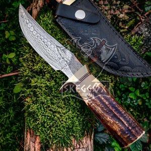 Handgefertigte Damast Jagdmesser: Griff aus Rosenholz, Lederscheide