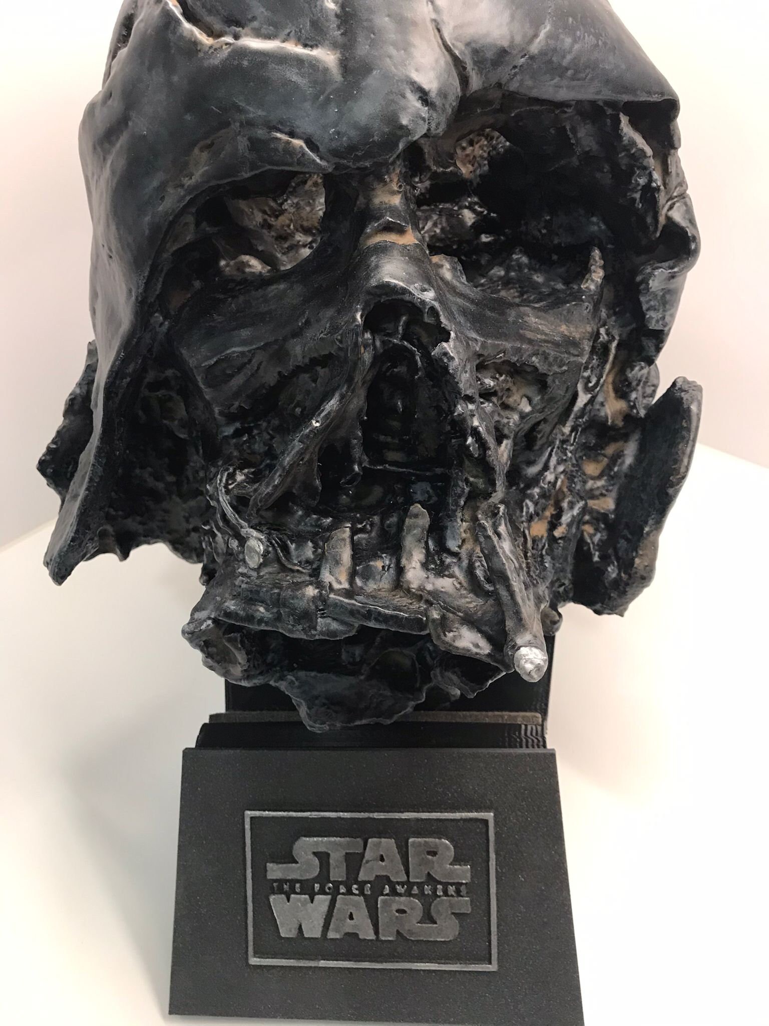 Figurine Casque fondu de Dark Vador Star Wars: Galaxy's Edge