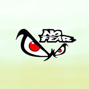以下が含まれることがあります： 赤い瞳を持つ目の白黒のグラフィック。目の上に「NO FEAR」の文字があります。