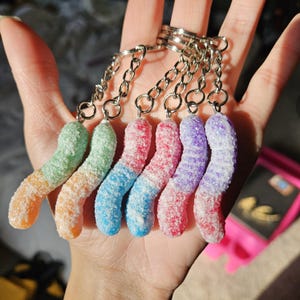 Portachiavi a forma di verme gommoso in argilla polimerica, accessorio con ciondolo a forma di caramella colorata