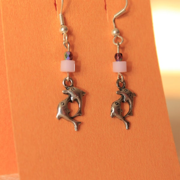 Boucle d'oreilles breloque dauphin gris rose