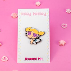 Épingle en émail Power Girl rose poudré et bleu | Épinglette sur le thème de l'an 2000 | Épingle kawaii | Accessoire vestimentaire | Idée cadeau