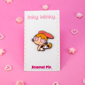 Épingle en émail rose et blush Power Girl | Épinglette sur le thème de l'an 2000 | Épingle kawaii | Accessoire vestimentaire | Idée cadeau