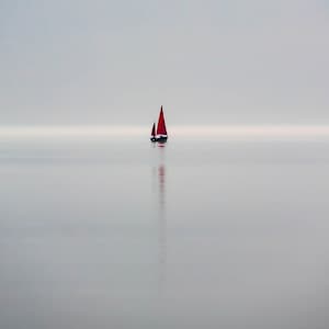 Stampa fotografica Lough Neagh, vele rosse della barca a vela, mattina nebbiosa, Irlanda del Nord, stampe montate, arte murale, decorazioni per la casa, riflessi sull&#39;acqua