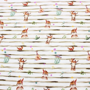 Könnte beinhalten: Aquarellmuster auf weißem Stoff mit Giraffen, Affen, Kakteen, Tipis und Maracas. Das Design umfasst braune horizontale Streifen und farbenfrohe Akzente wie Federn, Sombreros und Tupfen. Ein skurriles und verspieltes Design.