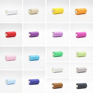 Könnte beinhalten: Eine Sammlung von 16 Garnrollen in verschiedenen Farben, darunter Weiß, Beige, Gelb, Orange, Rot, Lila, Hellblau, Rosa, Grün, Grau, Braun und Schwarz.