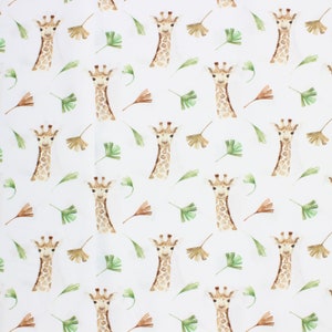 Könnte beinhalten: Ein sich wiederholendes Muster aus Aquarell-Giraffenköpfen, abwechselnd mit grünen und braunen Blattformen auf weißem Hintergrund. Die Giraffen haben braune Flecken und einen freundlichen Ausdruck. Die Blätter sind in Grün- und Brauntönen gehalten.
