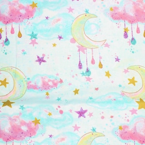 Könnte beinhalten: Ein weißer Stoff mit einem sich wiederholenden Muster aus pastellblauen und rosafarbenen Wolken, goldenen Sternen und schimmernden Halbmonden mit herabhängenden Regentropfen.