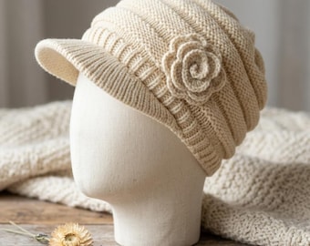 Gorro de punto con visera para mujer, tejido a mano, con diseño de rosa roja y bordado a mano.