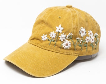 Floral Essence: Hand-Embroidered Blossom Daisy in Mustard Yellow Baseball Cap for Exquisite Style