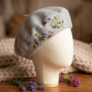 Boina de lana 100 % gris natural, boina de invierno con flores bordadas a mano en color lavanda, cálida y de alta calidad.