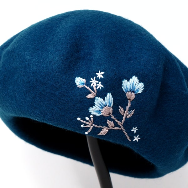 Béret bleu marine brodé main fleur 100 % laine béret, chapeau français d'hiver chaud mignon