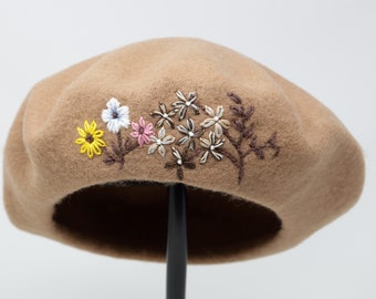 Béret en laine française, béret en forme de feuille de fleurs brodées à la main, chapeau d'hiver beige kaki, béret pour temps froid d'hiver