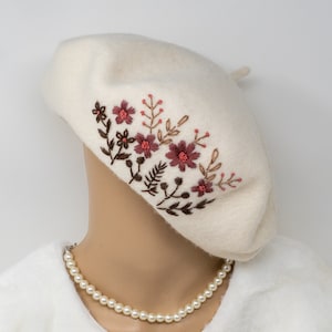 100% Cream White Wool Beret with Delicate Hand-Embroidered Flowers - French Style Hat - Women&#39;s Fashion Accessory