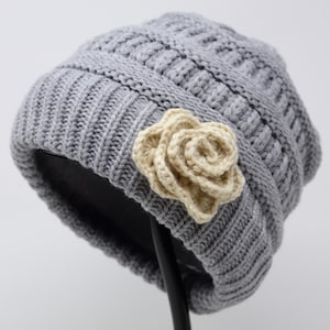 Women&#39;s Cable Knit Beanie Skull Cap Hand Crochet Beige Flower Winter Hat Grey
