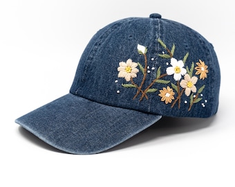 Gorra de béisbol vaquera con bordado floral: hecha a mano, con flores silvestres, estilo vintage, ajustable, ideal como regalo.