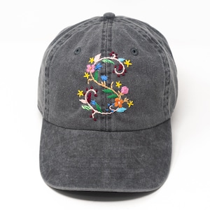 Gorra de béisbol única con letra del alfabeto bordada a mano y diseño floral: ¡ideal para regalar!