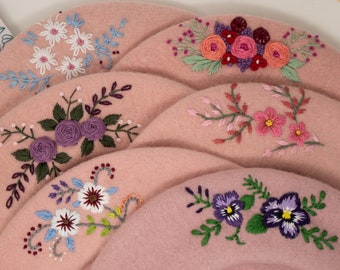 Pétales et laine : Béret rose clair brodé à la main - Chapeau orné de fleurs fait à la main, Déclaration de mode Boho