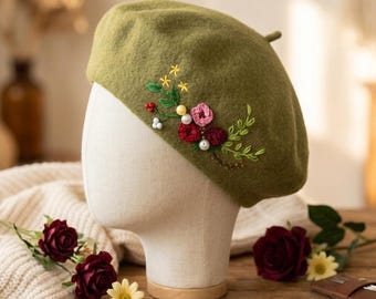 100% Wolle Baskenmütze, Handgefertigte Winter Französische Mütze Handgestickte Blume Mokka Grün