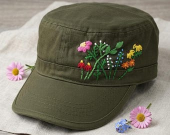 ウォッシュコットンの手刺繍フラワーカデットフラットキャップ、カラフルなミリタリーパトロールハット、100%コットンカーブブリムフラワーカデット、夏用サンハット