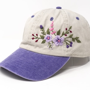 植物のエレガンス: ツートンの紫と紫の花模様のウォッシュドコットンキャップ - 女性のファッションステートメント