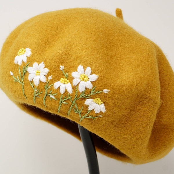 Béret jaune moutarde brodé à la main, fleur de marguerite blanche sauvage, béret 100 % laine, chapeau français d'hiver chaud chic