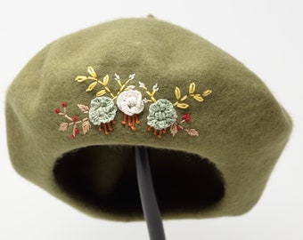Chapeau béret, chapeau de fleurs, béret de laine, chapeau brodé à la main, béret brodé, chapeau d’hiver vert herbe, béret d’hiver