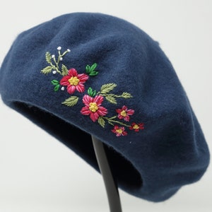 Cappello basco in lana francese, basco con due fiori ricamati a mano, cappello invernale blu navy, basco invernale per il freddo