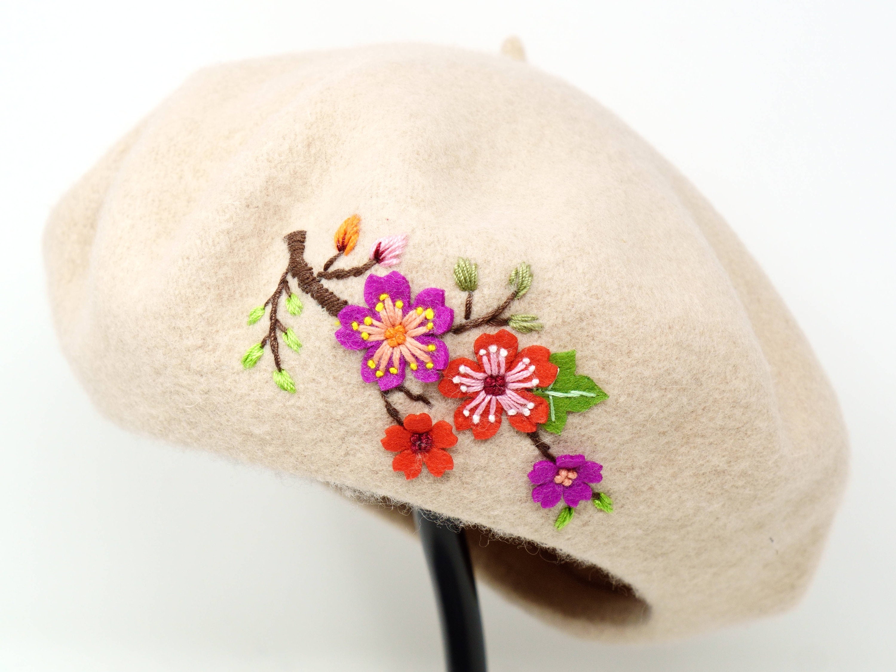 【新品未着用】　お花の刺繍のベレー帽（white） 100%ウールベレー帽、ハンドメイドフレンチキャップ、桜、サクラの花