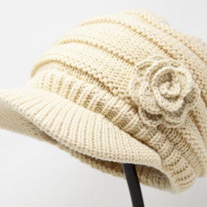 Women&#39;s Cable Knit Beanie Visor Cap Hand Crochet Red Rose Flower Newsboy Winter Hat Hand Embroidered
