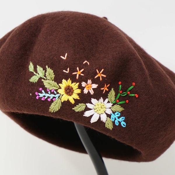 Fleurs de marguerite de tournesol brodées à la main à la main 100% chapeau de béret en laine, casquette française d'hiver chaude marron
